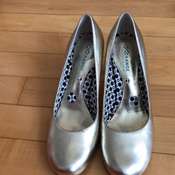 CHANGE by Charles David Leather Gold shoes.  Mid-height heels. - Picture 2 of 6